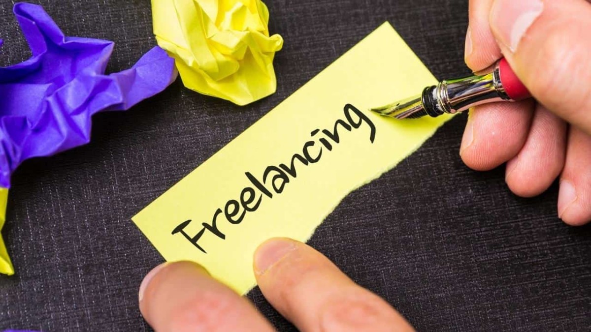 "Freelancing" written on a piece of yellow paper