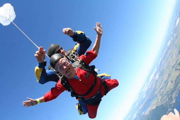 Chris Østergaard skydiving