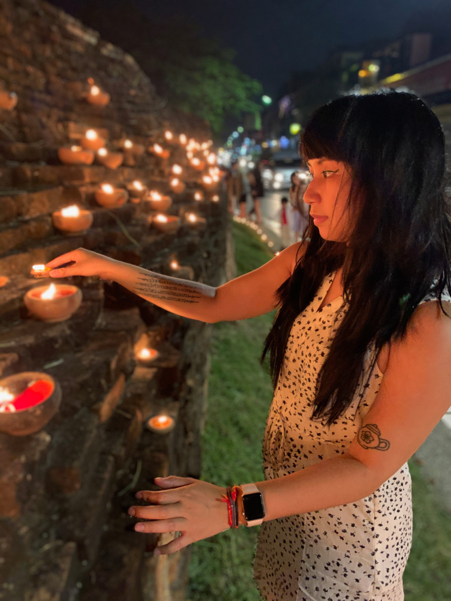 Jessica Ayre in Thailand lighting candles for loi kra thong