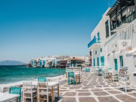 Small Restaurant with lots of tables and chairs in Mýkonos, Greece