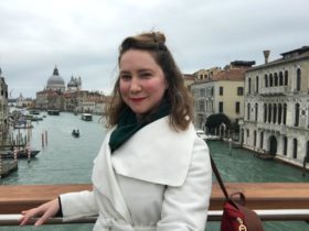 Kathleen O'Donnell posing in front of the lake of Amsterdam