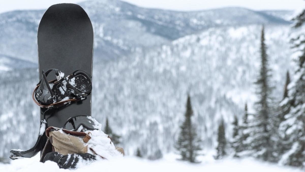 16 Best Snowboard Travel Bags in 2022 for Any Winter Trip